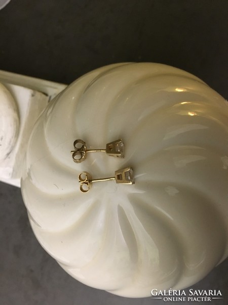 14K yellow gold stud earrings with zirconia stone