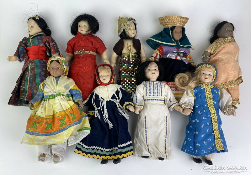 9 dolls with porcelain heads in folk costumes