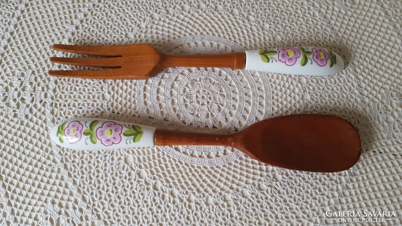 Virágos,porcelánnyelű tálaló favilla-fakanál