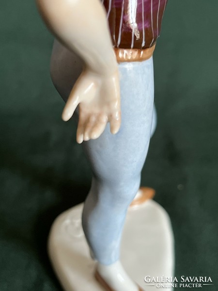 Volkstedt sálas lány porcelán figura lila csíkos pólóban (P0013)