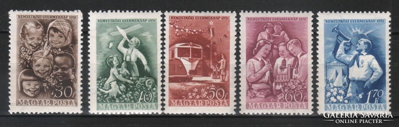Hungarian postman 2707 mpik 1221-1225 kat price. HUF 1000