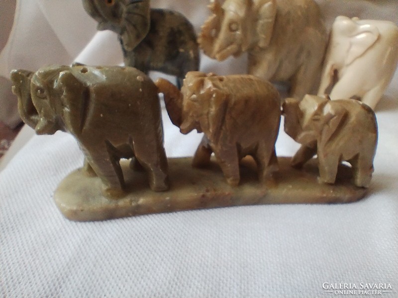 Kő elefánt szobrok