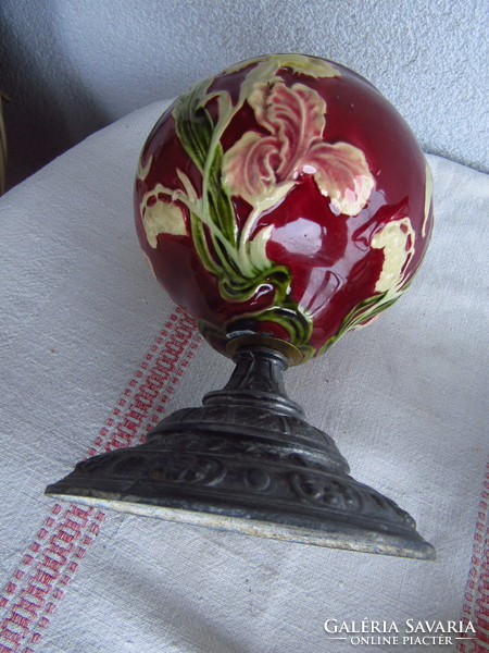 Szecessziós majolika asztali petróleumlámpa, tejüveg ernyővel, restaurált