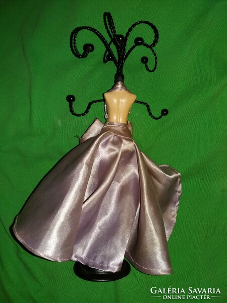 A very nice jewelry holder, like a clothes hanger in a barbie doll house, 26 cm according to the pictures