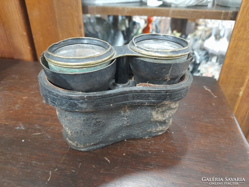 Old binoculars in authentic condition, theater binoculars, with case.