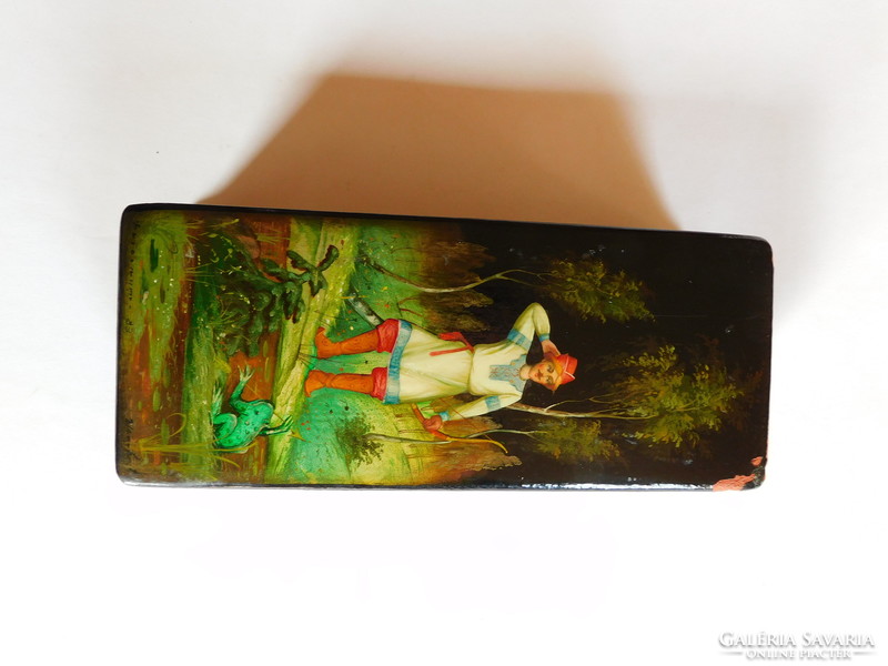 Russian vintage hand-painted lacquer box - with wear on the corners