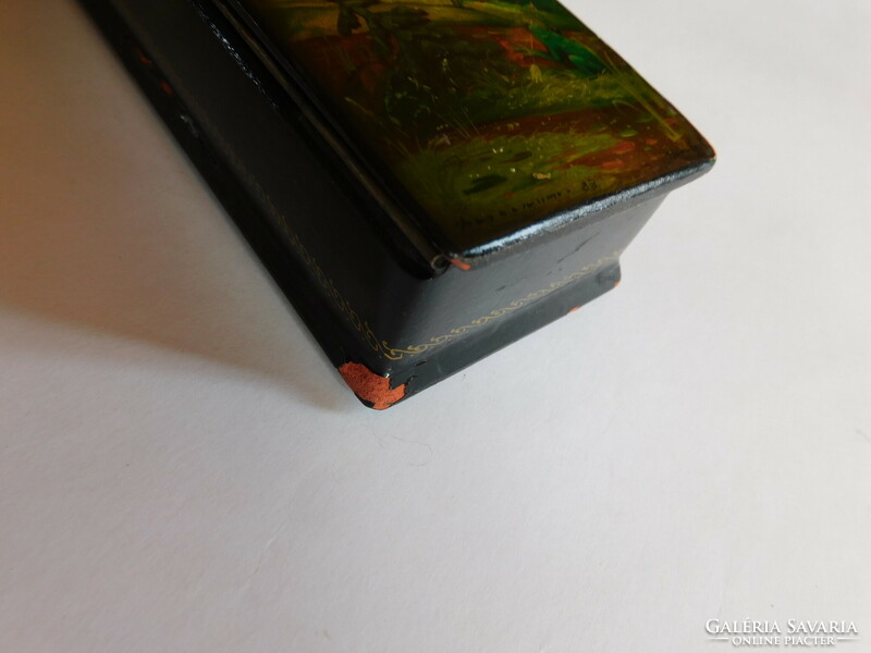 Russian vintage hand-painted lacquer box - with wear on the corners