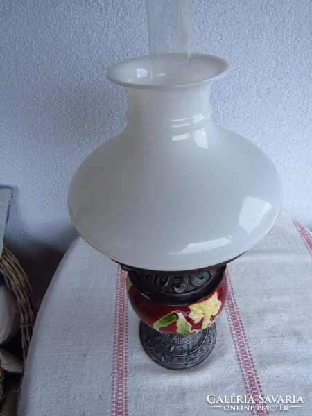 Szecessziós majolika asztali petróleumlámpa, tejüveg ernyővel, restaurált
