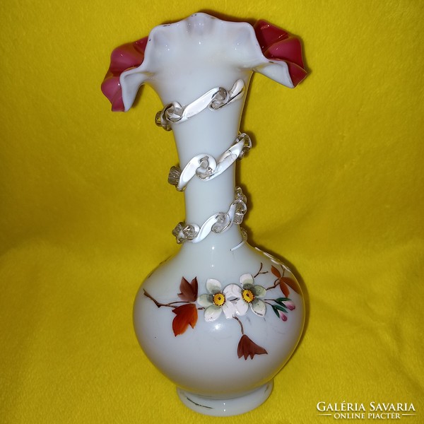 Régi, antik, fodros szájú, szakított aljú üveg váza.