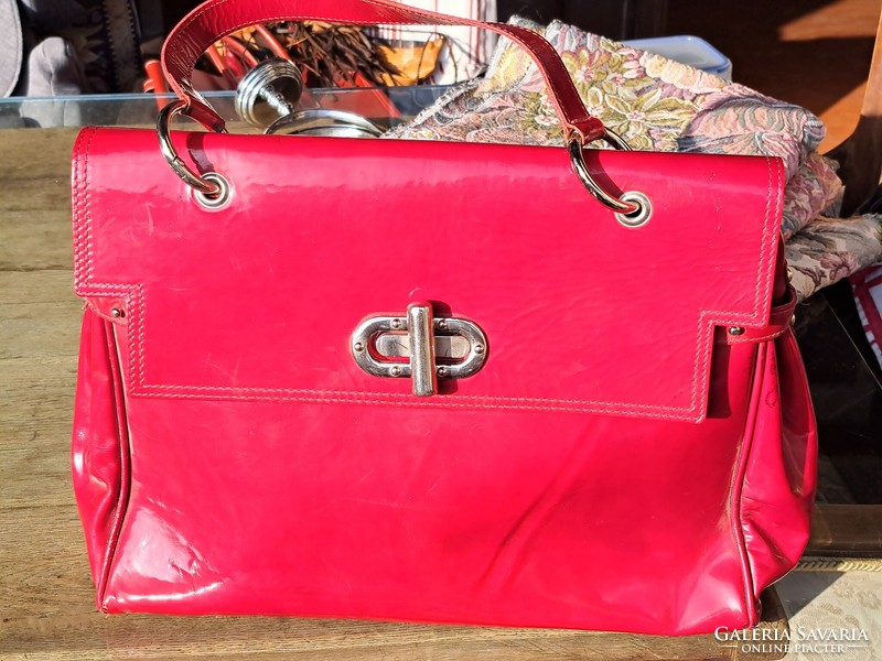 Piros lakk-bőr táska