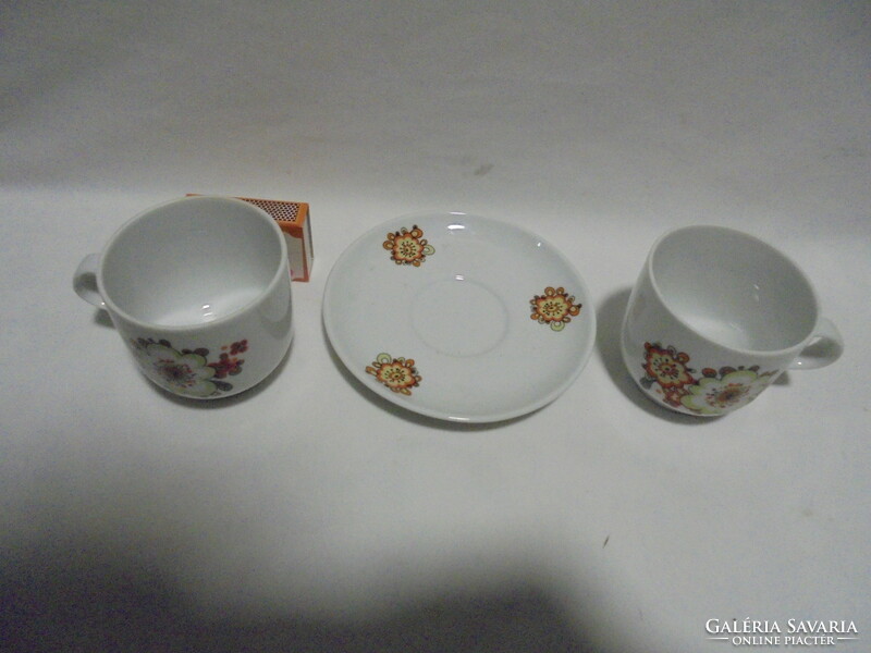 Két darab Alföldi porcelán kávéscsésze és egy darab csészealátét - együtt - hiánypótlásra