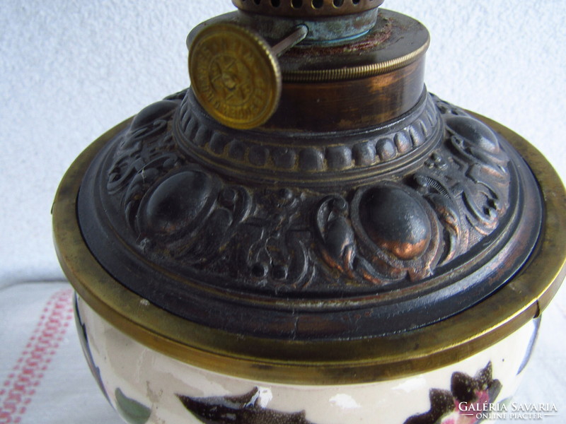 Historizáló majolika asztali petróleumlámpa, tejüveg ernyővel, restaurált