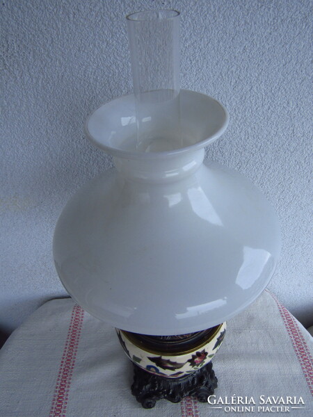 Historizáló majolika asztali petróleumlámpa, tejüveg ernyővel, restaurált