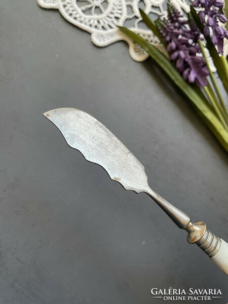 Régi, szép formájú gyöngyház nyelű kenő kés, vajkés