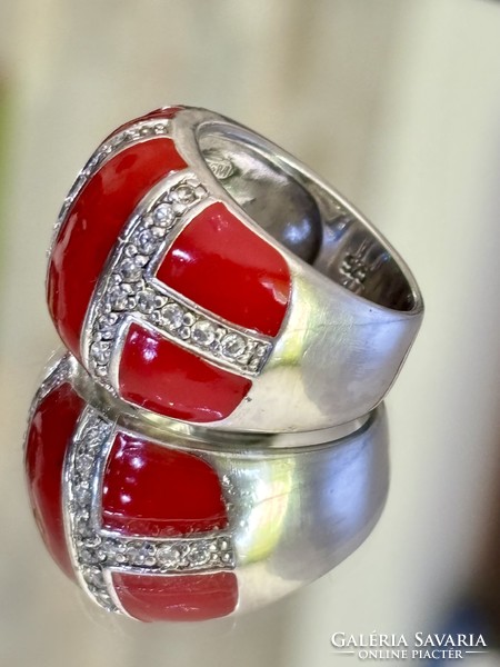 Stunning silver ring with zirconia and enamel decoration