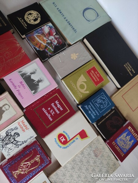 Collection of 24 retro minibooks