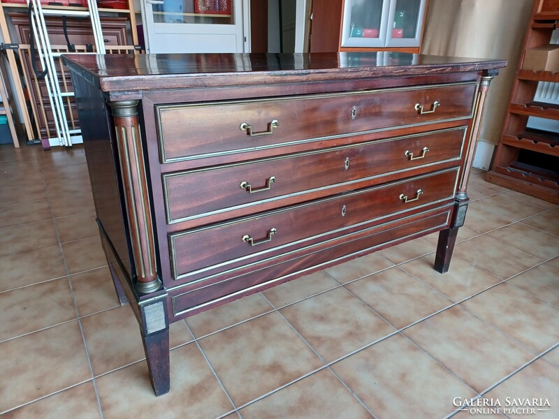 Classic chest of drawers