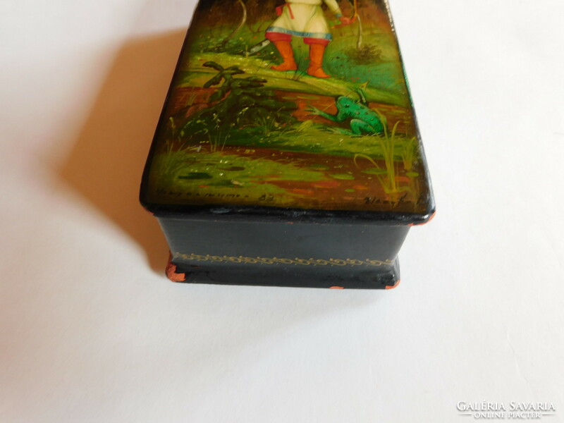 Russian vintage hand-painted lacquer box - with wear on the corners