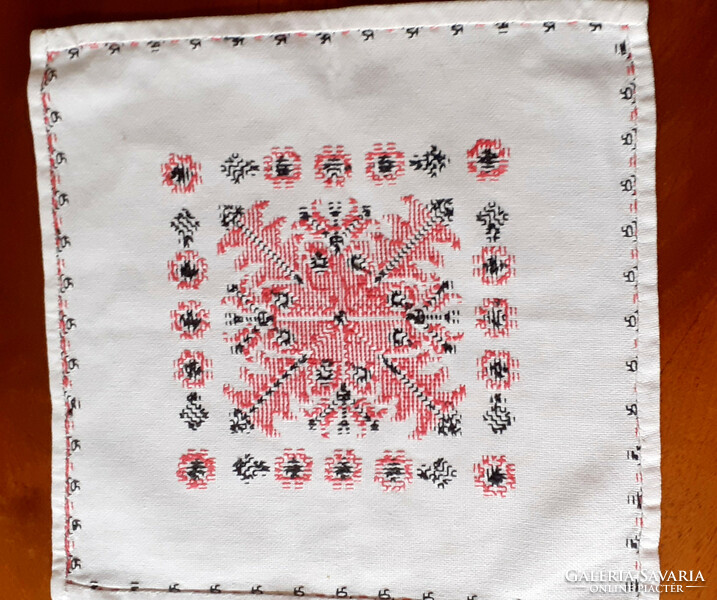 Cross stitch tablecloth. 30X30 cm