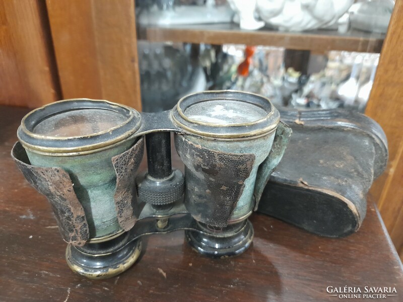 Old binoculars in authentic condition, theater binoculars, with case.