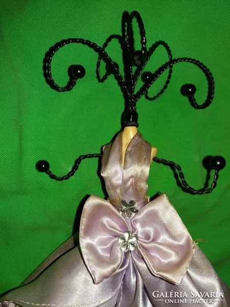 A very nice jewelry holder, like a clothes hanger in a barbie doll house, 26 cm according to the pictures