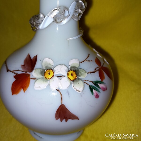 Régi, antik, fodros szájú, szakított aljú üveg váza.