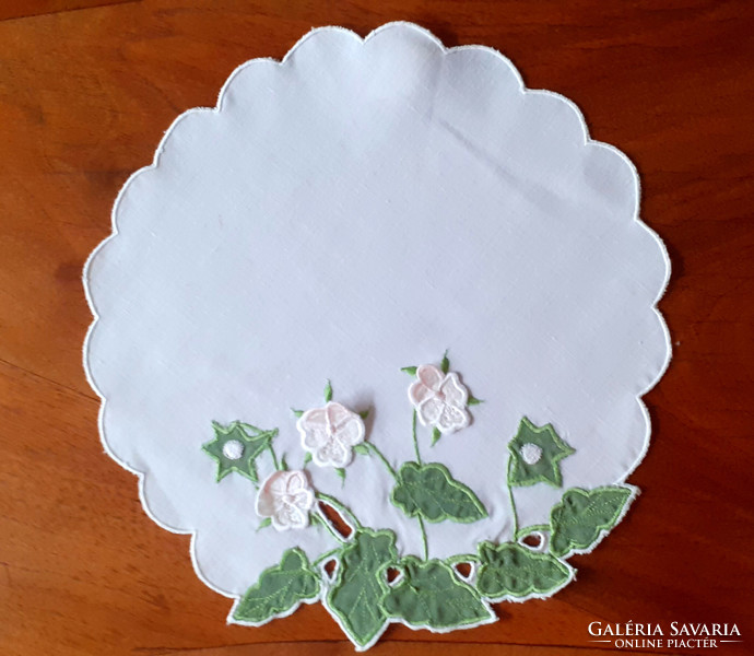 Nice appliqué tablecloth. 25 Cm