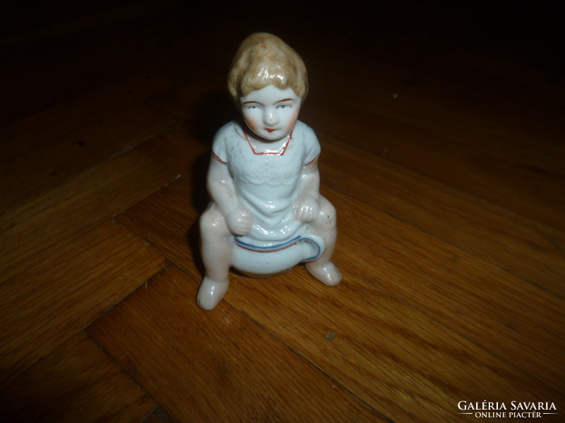 Antik kis porcelán persely bilin ülő fiúcska