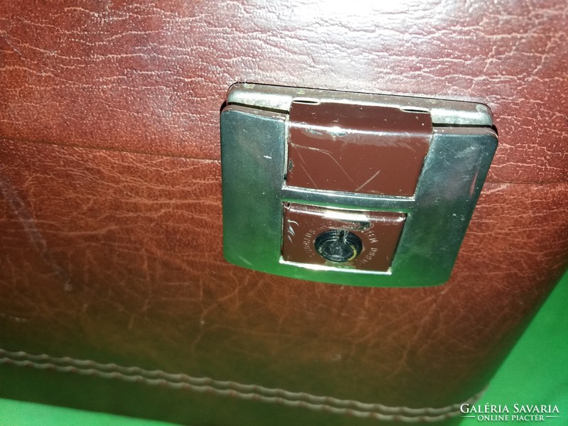 Nagyon szép barna kocka neszesszeres,sminkes női kézi táska koffer 21x21x29 cm a képek szerint