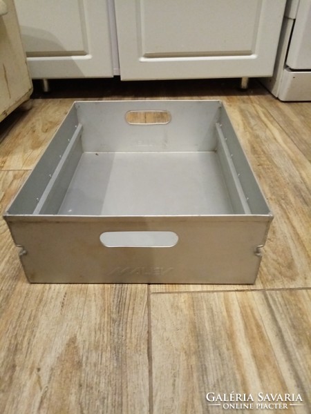 Malév aluminum food drawer 34 x 27 x 10 cm.