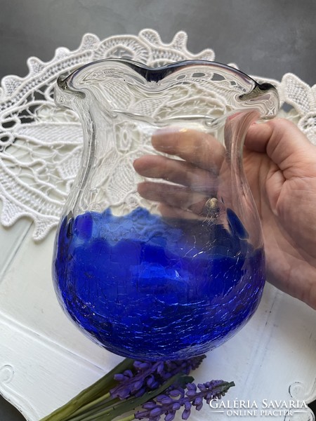 Kék-fehér, fodros szélű, repesztett aljú csodás kék művészi üveg váza