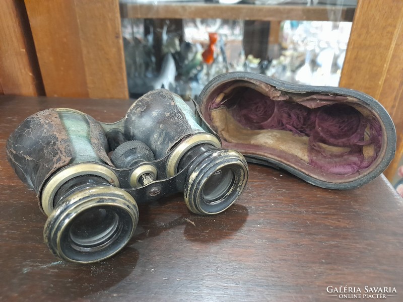 Old binoculars in authentic condition, theater binoculars, with case.