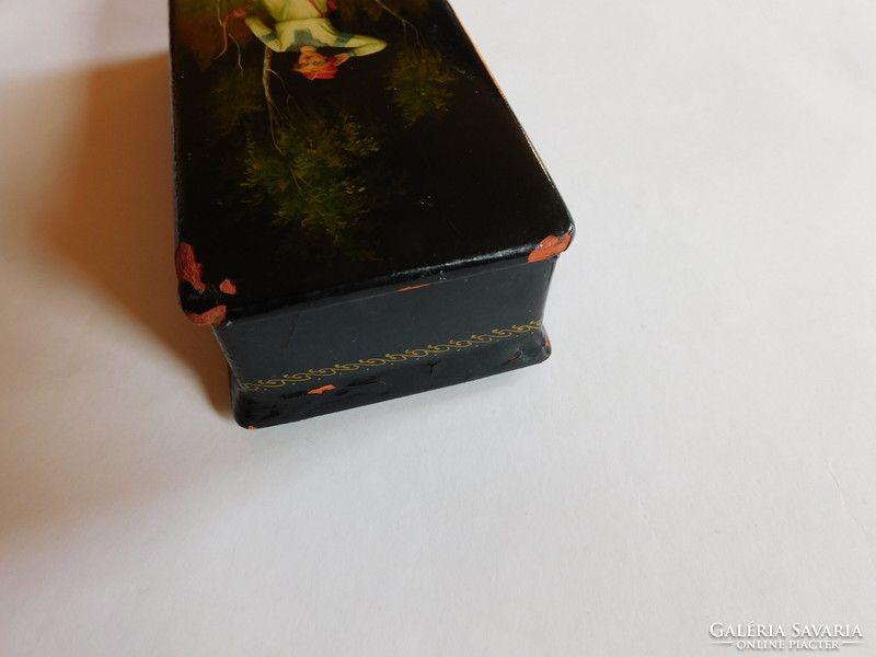 Russian vintage hand-painted lacquer box - with wear on the corners