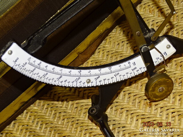 Old paper scale 500 gr. It works with an enamel scale!!