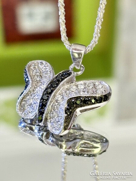 Dazzling silver necklace and pendant with a butterfly motif