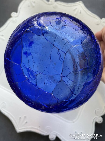 Kék-fehér, fodros szélű, repesztett aljú csodás kék művészi üveg váza