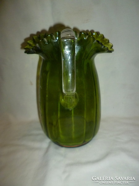 Antik zöld fúvott fodros üveg szakított kancsó fiúcska figurával