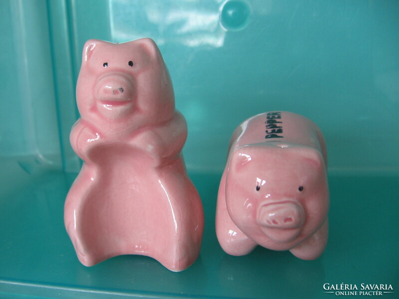 Pink pig pair of salt and pepper shakers, table spice holder