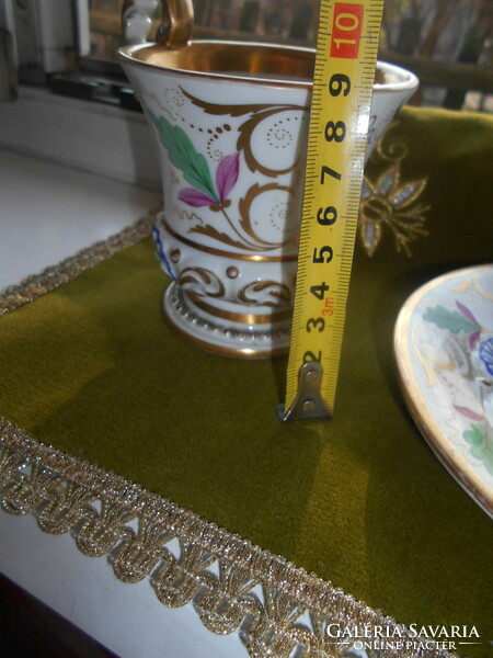 Nagy méretű teás csésze+ alj.  biedermeier kidomboródó díszitéssel-kézi festéssel
