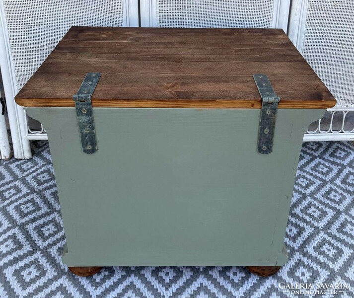 Storage chest and bench with a vintage feel