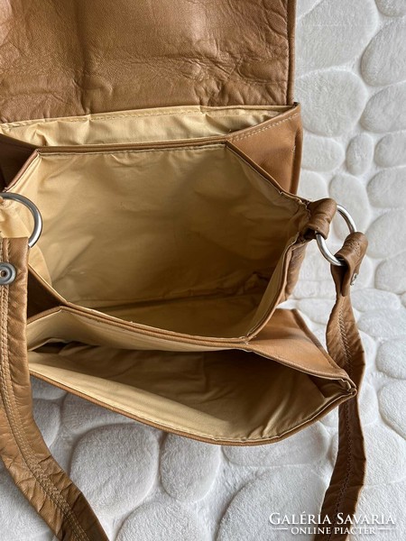 Sportos és elegáns retro mustárba hajló világos barna ál csatos sokreskeszes női bőr táska