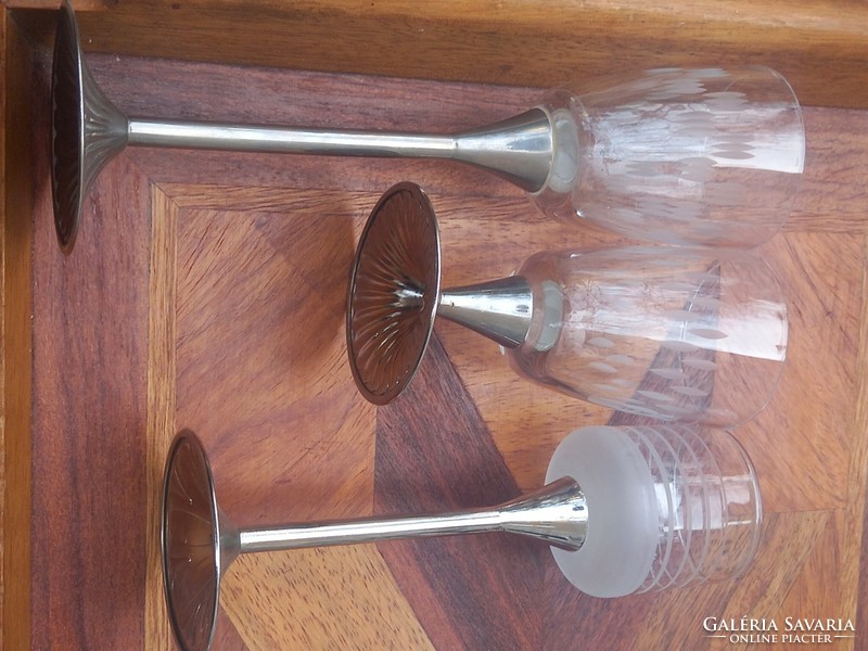 16 db vintage midcentury design rövid italos üvegpoharak/Ezüstözött alpakka talpas üvegpoharak