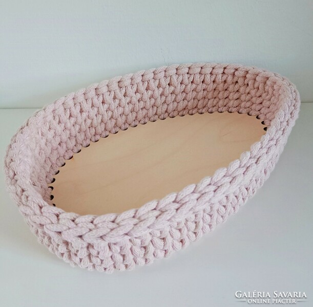 Crocheted basket with egg base