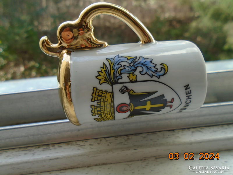 Opulensen aranyozott ,sörös kupa formájú fűszerszóró München bencés szerzetes címerével