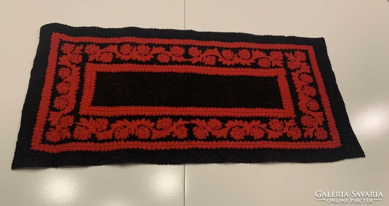 Nice Vibrant 56cm x 38cm Red Black Felt Felt Tablecloth Centerpiece Folk Art Applique Runner