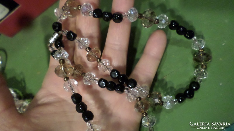 50 cm-es , nagyobb , kristály és fekete , üveg gyöngyökből álló nyaklánc .
