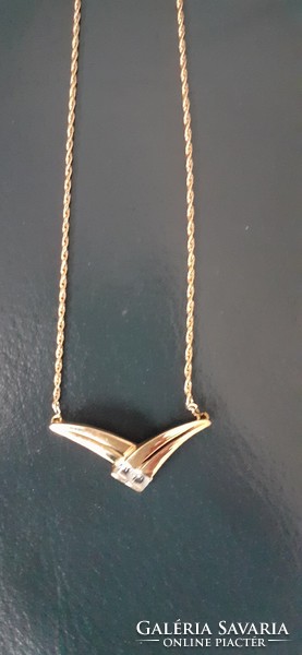 18 carat gold necklace