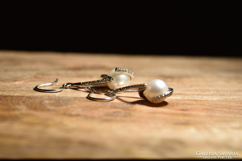 1 pair of earrings: 18 carat white gold, with brilliant stones and pearls