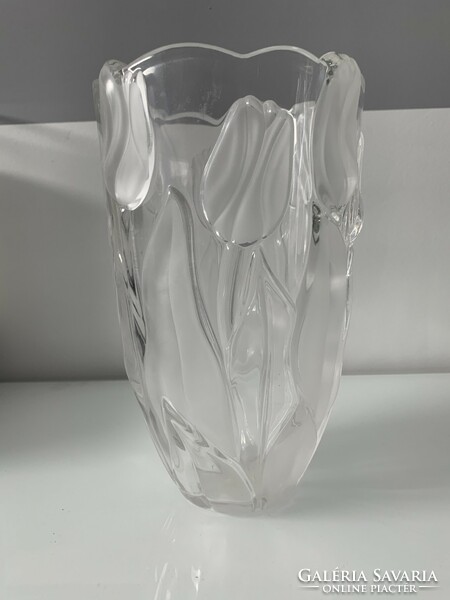 Nadine's glass vase with tulips