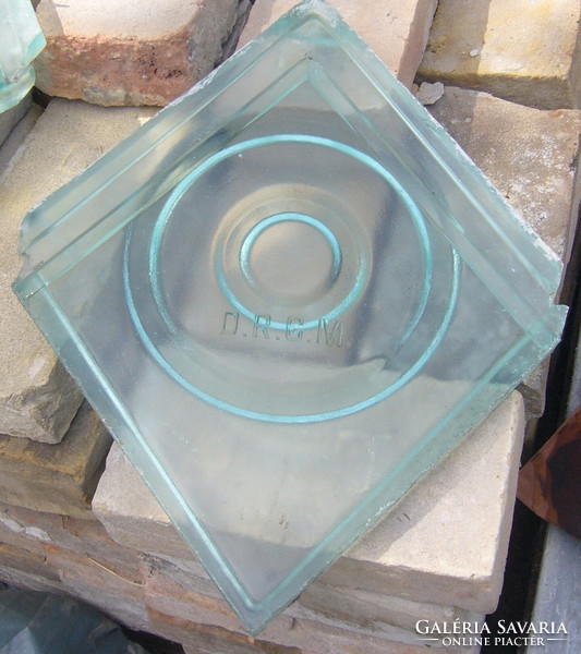 Illuminated glass tile